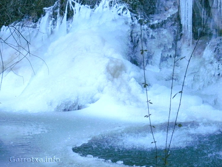012 L aigua del salt trenca el glas